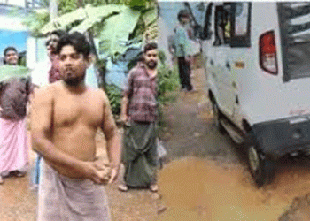 പട്ടാമ്പിയിൽ തകർന്ന റോഡിലെ ചെളി വെളളത്തിൽ അലക്കി കുളിച്ച് യുവാവിന്റെ പ്രതിഷേധം