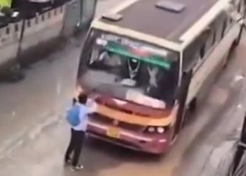 കുതിച്ചുപാഞ്ഞ ബസ് ദേഹത്തേക്ക് ചെളിവെള്ളം തെറിപ്പിച്ചു, പ്രതിഷേധിച്ച വിദ്യാർത്ഥിയെ ബസ്സിടിപ്പിക്കാൻ ശ്രമിച്ച് ഡ്രൈവർ