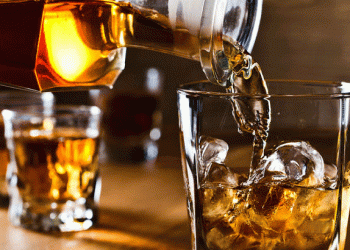 കൂട്ടുകാര്ക്കൊപ്പം മത്സരിച്ച് മദ്യപാനം; അരക്കുപ്പി വെള്ളമൊഴിക്കാതെ കുടിച്ചു, പ്ലസ്ടു വിദ്യാര്ത്ഥി ആശുപത്രിയില്