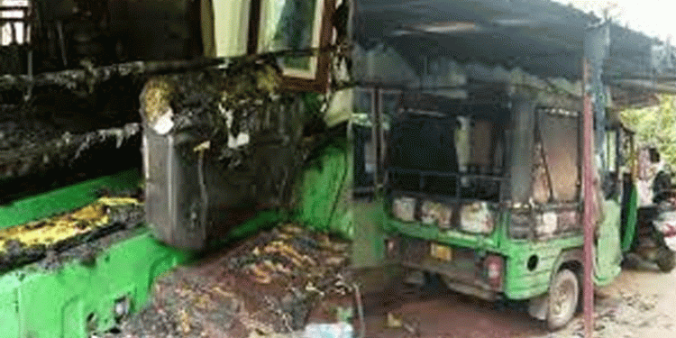 മകളെ ശല്യം ചെയ്തത് ചോദ്യം ചെയ്തു; പെണ്കുട്ടിയുടെ അച്ഛന്റെ ഓട്ടോറിക്ഷ കത്തിച്ച് യുവാവിന്റെ പ്രതികാരം