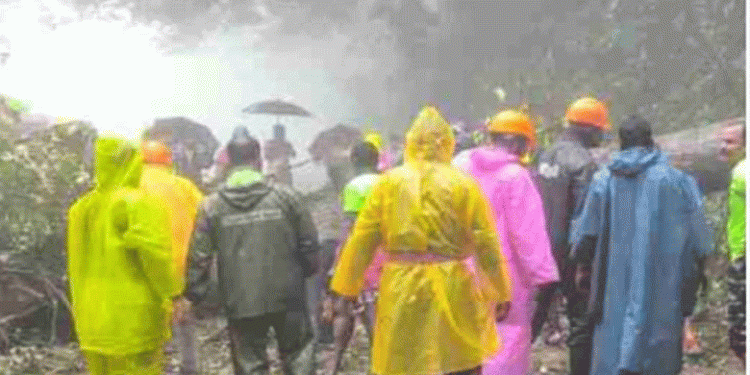 പാറകഷ്ണങ്ങള്‍ റോഡിലേക്ക് ഇടിഞ്ഞുവീഴുന്നു, താമരശ്ശേരി ചുരത്തില്‍ ഗതാഗതം നിരോധിച്ചു