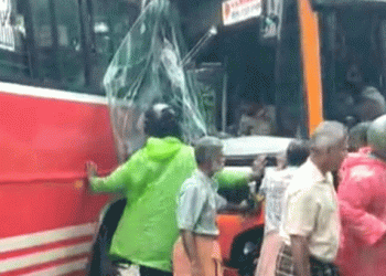 തുവാന്നൂരില്‍ സ്വകാര്യ ലിമിറ്റഡ് സ്റ്റോപ്പ് ബസും കെ.എസ്.ആര്‍.ടി.സി. ലോ ഫ്‌ളോര്‍ ബസും കൂട്ടിയിടിച്ച് അപകടം; 15 പേര്‍ക്ക് പരിക്ക്