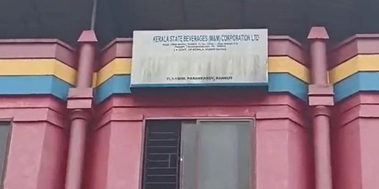 കണ്ണൂരിൽ ബിവറേജസ് ഔട്ട്ലെറ്റില് മോഷണം, മദ്യക്കുപ്പികൾ മോഷ്ടിച്ചു
