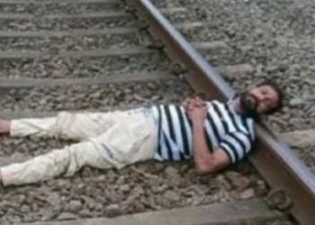 മദ്യലഹരിയിൽ ആത്മഹത്യാഭീഷണി, റയിൽവേ ട്രാക്കിൽ കിടന്ന് യുവാവിൻ്റെ പരാക്രമം, വൈകിയത് 3 ട്രെയിനുകൾ