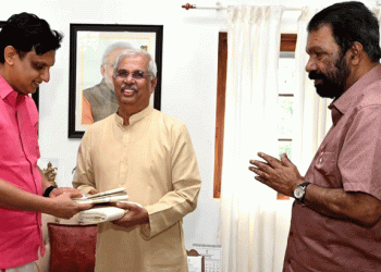 രാജ്ഭവനില്‍ എത്തി ഗവര്‍ണര്‍ക്ക് ഓണക്കോടി സമ്മാനിച്ച് മന്ത്രിമാര്‍, ഓണം ഘോഷയാത്രക്ക് നേരിട്ടെത്തി ക്ഷണിച്ചു