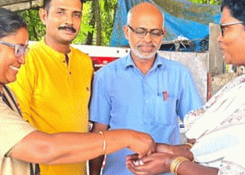 ബസില്‍ നിന്നും കിട്ടിയ സ്വര്‍ണ ചെയിന്‍ ഉടമസ്ഥന് നല്‍കി കണ്ടക്ടർ, മാതൃക