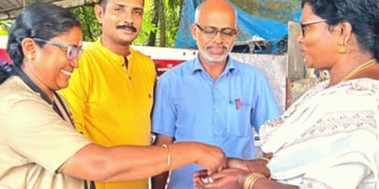 ബസില് നിന്നും കിട്ടിയ സ്വര്ണ ചെയിന് ഉടമസ്ഥന് നല്കി കണ്ടക്ടർ, മാതൃക