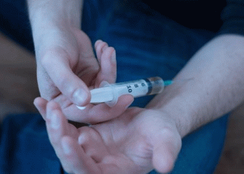 എറണാകുളത്ത് ലഹരി കുത്തിവെച്ച യുവാവ് മരിച്ചു, സിസിടിവി ദൃശ്യങ്ങള് പുറത്ത്; കൂടെയുണ്ടായിരുന്നയാള് അറസ്റ്റില്