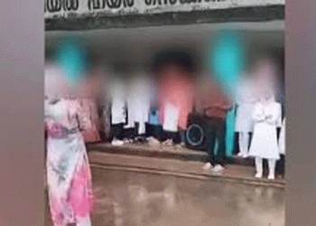 തിരൂരില് സ്കൂളില് ആര്എസ്എസ് ഗണഗീതം പാടി കുട്ടികള്; അബദ്ധം പറ്റിയതെന്ന് സ്കൂള് അധികൃതര്