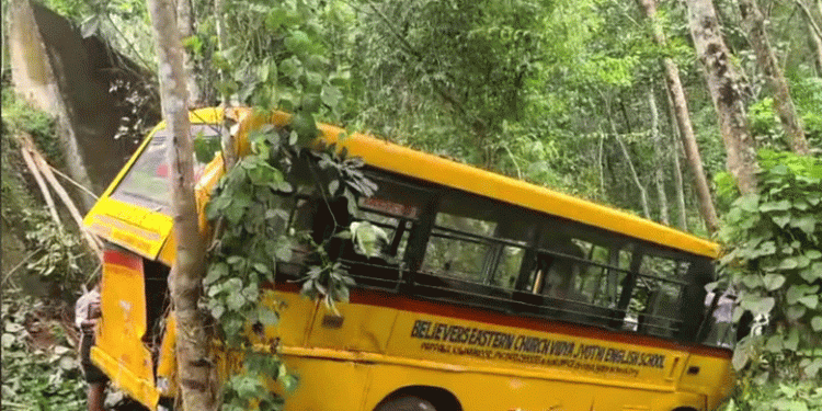 കയറ്റത്തിനിടെ നിയന്ത്രണം വിട്ടു, സ്കൂൾ ബസ് മറിഞ്ഞ് അപകടം; 20ലേറെ കുട്ടികൾക്ക് പരിക്ക്