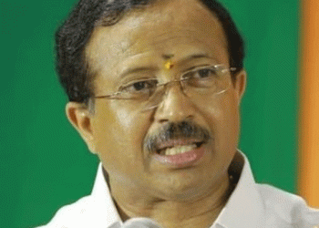 ‘ കെസി വേണുഗോപാല്‍ കോണ്‍ഗ്രസിലെ കോഴികളെ പിടിച്ച് കൂട്ടിലടയ്ക്കണം, നാട്ടിൽ സ്ത്രീകൾക്ക് ബുദ്ധിമുട്ട്’ ; വി മുരളീധരന്‍