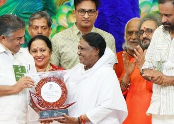 മാതാ അമൃതാനന്ദമയിയെ ആദരിച്ച് സർക്കാർ, മലയാള ഭാഷയുടെയും സംസ്കാരത്തിന്റെയും ശക്തി ലോകത്തിനുമുന്നില് തെളിയിക്കാന് കഴിഞ്ഞുവെന്ന് മന്ത്രി സജി ചെറിയാൻ