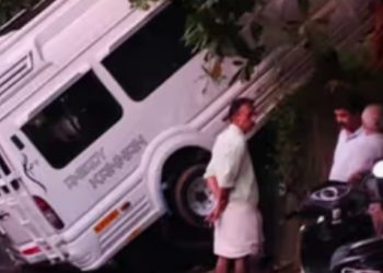 നിയന്ത്രണം വിട്ടു, ട്രാവലർ താഴ്ചയിലേക്ക് വീണു, അത്ഭുതകരമായി രക്ഷപ്പെട്ട് ഡ്രൈവർ