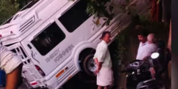 നിയന്ത്രണം വിട്ടു, ട്രാവലർ താഴ്ചയിലേക്ക് വീണു, അത്ഭുതകരമായി രക്ഷപ്പെട്ട് ഡ്രൈവർ