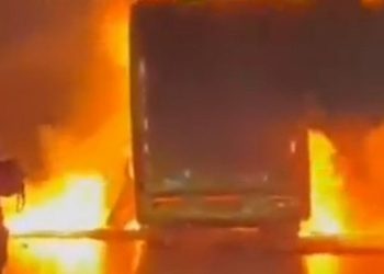 ഓടിക്കൊണ്ടിരുന്ന ബസിന് തീപിടിച്ചു, നിരവധി പേർ മരിച്ചതായി സംശയം, വൻ അപകടം കര്‍ണൂലില്‍