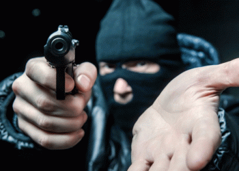 കൊച്ചിയില് പട്ടാപ്പകല് വന് കവര്ച്ച,സ്റ്റീല് വില്പന കേന്ദ്രത്തില് മുഖംമൂടി സംഘം തോക്ക് ചൂണ്ടി 80 ലക്ഷം രൂപ കവര്ന്നു