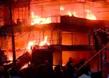 തളിപ്പറമ്പിൽ ഷോപ്പിംഗ് കോംപ്ലക്സിൽ വൻ തീപിടിത്തം, ആളപായമില്ല