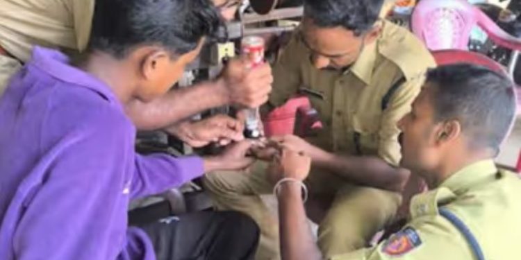 കൈയ്യിൽ ധരിച്ച സ്റ്റീൽ മോതിരം മുറുകി, വേദന കൊണ്ട് പുളഞ്ഞ് 15കാരൻ, രക്ഷകരായി ഫയർ ഫോഴ്സ്