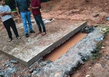 പന്ത് എടുക്കാൻ വന്ന കുട്ടി അബദ്ധത്തിൽ ടാങ്ക് കുഴിയിൽ വീണു; 15കാരൻ അതീവ ഗുരുതരാവസ്ഥയിൽ