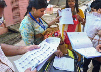 ജില്ലാ കളക്ടര്മാര് മാനസിക സമ്മര്ദത്തിലാക്കുന്നു, തമിഴ്നാട്ടിലെ റവന്യു ജീവനക്കാര് നാളെ മുതല് എസ്ഐആര് നടപടികളില് നിന്ന് വിട്ടുനില്ക്കും