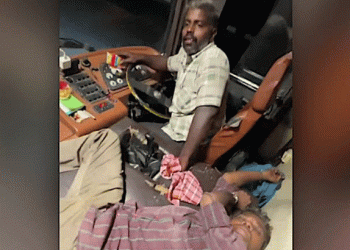 കോഴിക്കോട് – ബെംഗളൂരു സ്വകാര്യ ബസ് ഡ്രൈവര്‍ വാഹനമോടിച്ചത്  മദ്യലഹരിയില്‍, യാത്രക്കാര്‍ ചോദ്യം ചെയ്തപ്പോള്‍ മദ്യക്കുപ്പിയുമായി ഇറങ്ങിയോടി