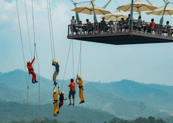 ആനച്ചാലിലെ സ്കൈ ഡൈനിംഗ് റെസ്റ്റോറൻറിൽ വിദേശ സഞ്ചാരികൾ കുടുങ്ങിയ സംഭവം; സ്റ്റോപ്പ് മെമ്മോ നൽകി ജില്ലാ കളക്ടർ