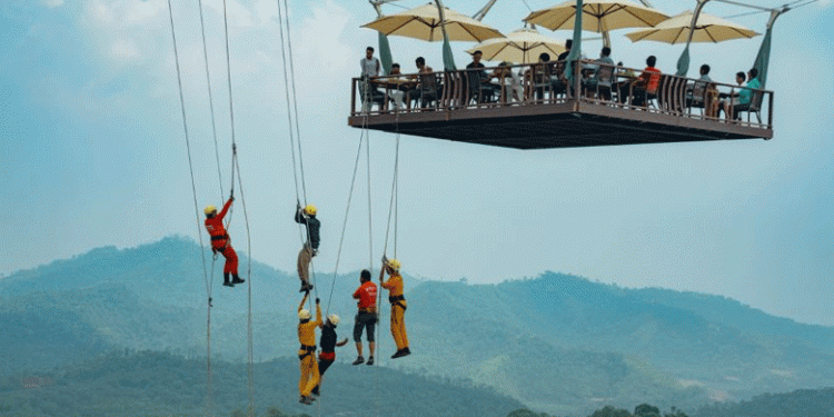 ആനച്ചാലിലെ സ്കൈ ഡൈനിംഗ് റെസ്റ്റോറൻറിൽ വിദേശ സഞ്ചാരികൾ കുടുങ്ങിയ സംഭവം; സ്റ്റോപ്പ് മെമ്മോ നൽകി ജില്ലാ കളക്ടർ