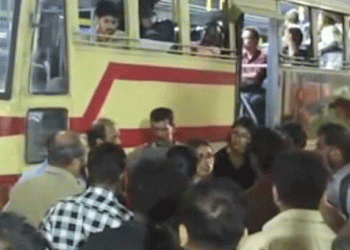 രാത്രിയില്‍ വിദ്യാര്‍ത്ഥിനികള്‍ ആവശ്യപ്പെട്ട സ്റ്റോപ്പില്‍ ബസ് നിര്‍ത്തിയില്ല; കെഎസ്ആര്‍ടിസി ബസ് കണ്ടക്ടറെ പിരിച്ചുവിട്ടു