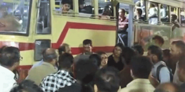 രാത്രിയില്‍ വിദ്യാര്‍ത്ഥിനികള്‍ ആവശ്യപ്പെട്ട സ്റ്റോപ്പില്‍ ബസ് നിര്‍ത്തിയില്ല; കെഎസ്ആര്‍ടിസി ബസ് കണ്ടക്ടറെ പിരിച്ചുവിട്ടു