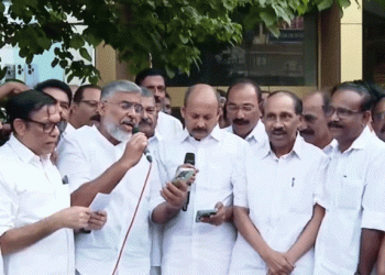 ‘പോറ്റിയേ കേറ്റിയേ’ കൂട്ടത്തോടെ പാടി കോൺഗ്രസ് നേതാക്കൾ; കേസെടുത്തതിൽ പ്രതിഷേധം