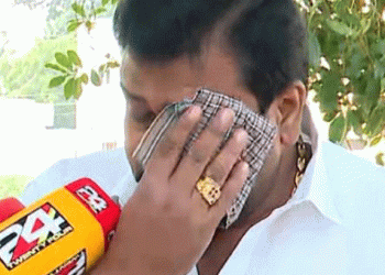 ‘ ശബരിമലയില്‍ ഇതുവരെ വന്നിട്ടില്ല, കേസില്‍ ബന്ധമില്ല, വേട്ടയാടരുത്, ജീവനൊടുക്കും’; മാധ്യമങ്ങള്‍ക്ക് മുന്നില്‍ പൊട്ടിക്കരഞ്ഞ് ഡി മണി