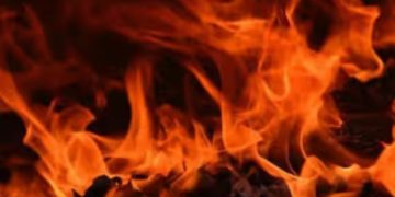 കൊച്ചി ബ്രോഡ്‌വേയിൽ വൻ തീപിടിത്തം, പന്ത്രണ്ടോളം കടകൾ പൂർണ്ണമായും കത്തിനശിച്ചു