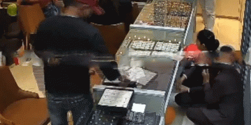 മൈസൂരില്‍ ഇരിട്ടി സ്വദേശികളുടെ ഉടമസ്ഥതയിലുള്ള ജ്വല്ലറിയില്‍ വന്‍ കവര്‍ച്ച, തോക്ക് ചൂണ്ടി എത്തിയ മോഷ്ടാക്കള്‍ 7 കിലോ സ്വര്‍ണം കവര്‍ന്നു