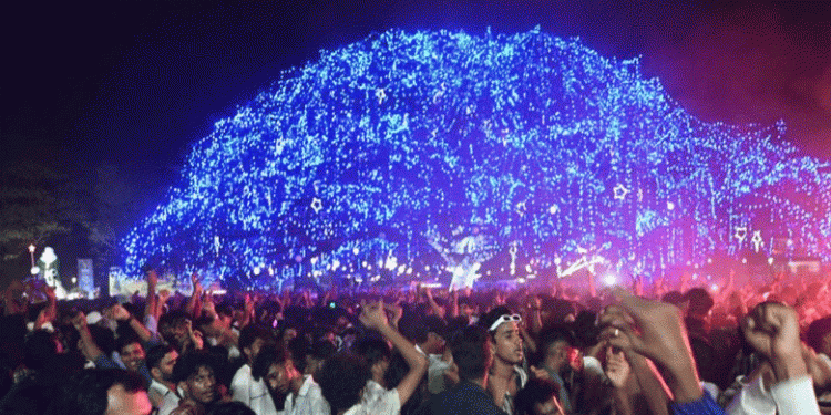 പുതുവര്‍ഷത്തെ വരവേല്‍ക്കാനൊരുങ്ങി നാടും നഗരവും; സംസ്ഥാനത്ത് പലയിടങ്ങളിലും ഗതാഗത നിയന്ത്രണം, ബാറുകള്‍ രാത്രി 12 വരെ പ്രവര്‍ത്തിക്കും