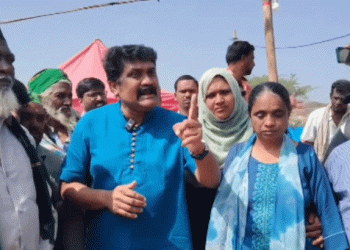 ‘ബെം​ഗളൂരുവിലെ വൻകിട കൈയേറ്റക്കാർക്കെതിരെ ബുൾഡോസർ ഇറക്കാൻ കോൺ​ഗ്രസിന് ധൈര്യമുണ്ടോ, എന്തുകൊണ്ട് ഈ കിരാത നടപടിയോട് സോണിയാ​ഗാന്ധി പ്രതികരിക്കുന്നില്ല’? ഇരകളെ സന്ദർശിച്ച് എ എ റഹീം എംപി