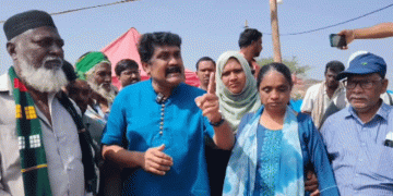 ‘ബെം​ഗളൂരുവിലെ വൻകിട കൈയേറ്റക്കാർക്കെതിരെ ബുൾഡോസർ ഇറക്കാൻ കോൺ​ഗ്രസിന് ധൈര്യമുണ്ടോ, എന്തുകൊണ്ട് ഈ കിരാത നടപടിയോട് സോണിയാ​ഗാന്ധി പ്രതികരിക്കുന്നില്ല’? ഇരകളെ സന്ദർശിച്ച് എ എ റഹീം എംപി