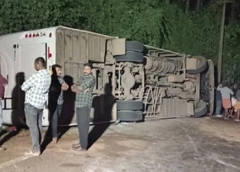 നിയന്ത്രണം നഷ്ടമായി; കോട്ടയത്ത് വിനോദയാത്രാസംഘത്തിന്റെ ബസ് മറിഞ്ഞ് നിരവധി പേര്ക്ക് പരിക്ക്