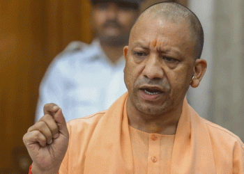 യോ​ഗി ആദിത്യനാഥിന് നേരെ പാഞ്ഞടുത്ത് പശു, സുരക്ഷാ വീഴ്ച ചൂണ്ടിക്കാട്ടി ഉദ്യോ​ഗസ്ഥന് സസ്പെൻഷൻ