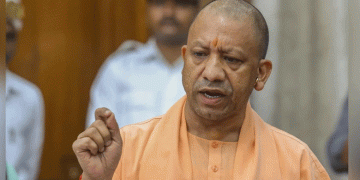 യോ​ഗി ആദിത്യനാഥിന് നേരെ പാഞ്ഞടുത്ത് പശു, സുരക്ഷാ വീഴ്ച ചൂണ്ടിക്കാട്ടി ഉദ്യോ​ഗസ്ഥന് സസ്പെൻഷൻ