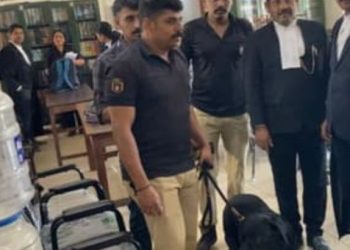 ‘ മനുഷ്യ ചാവേർ ബോംബ് സ്ഥാപിച്ചിട്ടുണ്ട്, മുമ്പ് ഉച്ചയ്ക്ക്  മുമ്പ് ജഡ്ജിമാരെ ഒഴിപ്പിക്കുക ‘, രണ്ട് ജില്ലാ കോടതികളിൽ ബോംബ് ഭീഷണി