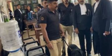 ‘ മനുഷ്യ ചാവേർ ബോംബ് സ്ഥാപിച്ചിട്ടുണ്ട്, മുമ്പ് ഉച്ചയ്ക്ക്  മുമ്പ് ജഡ്ജിമാരെ ഒഴിപ്പിക്കുക ‘, രണ്ട് ജില്ലാ കോടതികളിൽ ബോംബ് ഭീഷണി