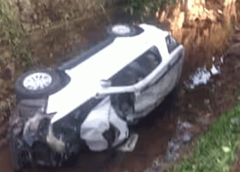 കാര്‍ തോട്ടിലേക്ക് മറിഞ്ഞ് അപകടം; ഒരാള്‍ മരിച്ചു, നാലുപേര്‍ക്ക് പരിക്ക്