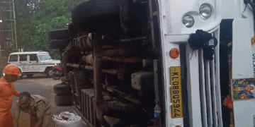 ഇടുക്കിയില്‍ ശബരിമല തീര്‍ത്ഥാടകര്‍ സഞ്ചരിച്ചിരുന്ന ബസ് നിയന്ത്രണം വിട്ട് മറിഞ്ഞ് അപകടം: 12 പേര്‍ക്ക് പരിക്ക്