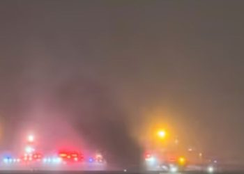 പറന്നുയർന്ന ഉടനെ വിമാനം തകർന്നുവീണ് അപകടം, യാത്രക്കാരെല്ലാം മരിച്ചതായി സംശയം