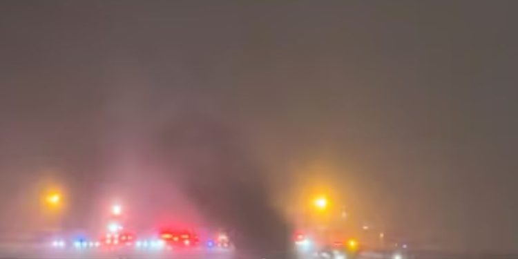 പറന്നുയർന്ന ഉടനെ വിമാനം തകർന്നുവീണ് അപകടം, യാത്രക്കാരെല്ലാം മരിച്ചതായി സംശയം