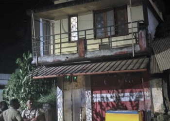 ഒറ്റപ്പാലത്ത് ദമ്പതികളെ വെട്ടിക്കൊന്നു; നാല് വയസ്സുള്ള പേരക്കുട്ടിക്ക് ഗുരുതര പരിക്ക്; യുവാവ് കസ്റ്റഡിയില്‍