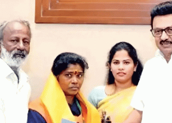 കളഞ്ഞു കിട്ടിയ സ്വര്‍ണം പോലീസില്‍ ഏല്‍പ്പിച്ച് ശുചികരണ തൊഴിലാളി: ഒരുലക്ഷം രൂപ സമ്മാനം നല്‍കി തമിഴ്‌നാട് മുഖ്യമന്ത്രി