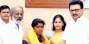 കളഞ്ഞു കിട്ടിയ സ്വര്‍ണം പോലീസില്‍ ഏല്‍പ്പിച്ച് ശുചികരണ തൊഴിലാളി: ഒരുലക്ഷം രൂപ സമ്മാനം നല്‍കി തമിഴ്‌നാട് മുഖ്യമന്ത്രി