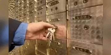 മകളുടെ വിവാഹത്തിനായി ബാങ്ക് ലോക്കറിൽ സൂക്ഷിച്ചിരുന്ന സ്വർണം നഷ്ടമായി, പരാതിയുമായി പ്രവാസി